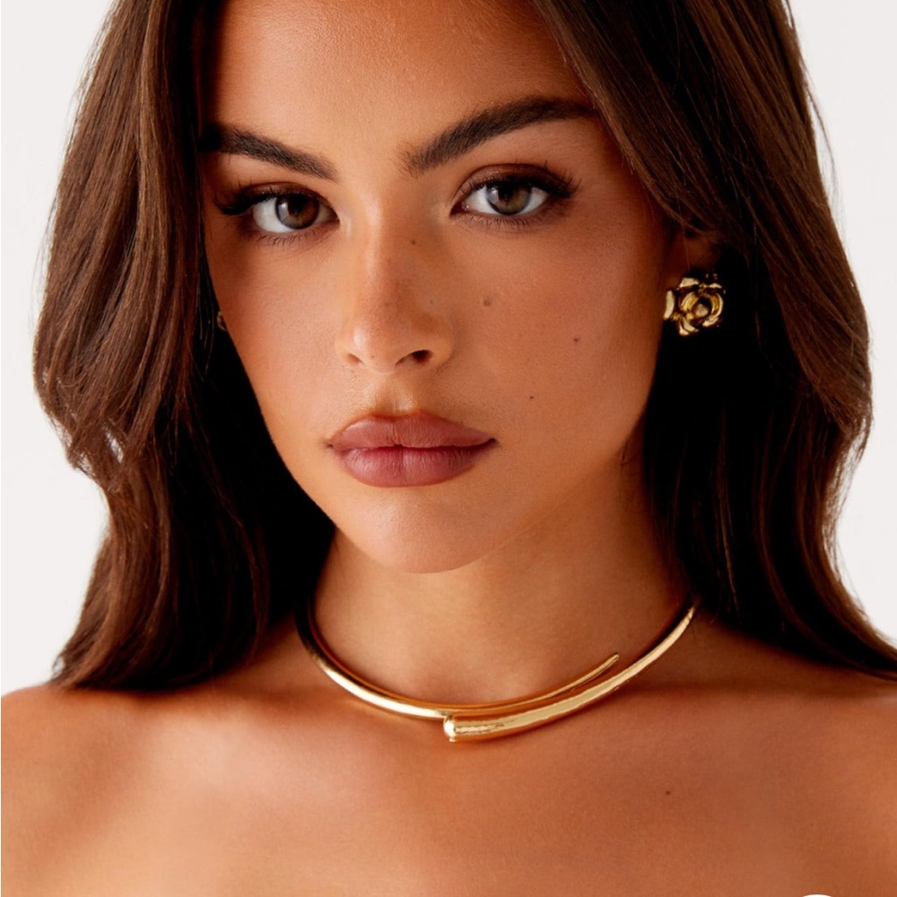 Elegant Gold Choker Necklace
